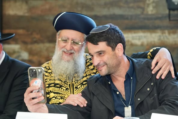 אמיר כוכבי עם הרב הראשי שקרא ל...